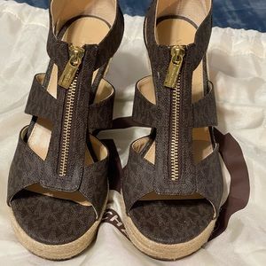 MICHAEL MICHAEL KORS Womens Brown 1" Platform Wedge Thong Sandals Shoes 8